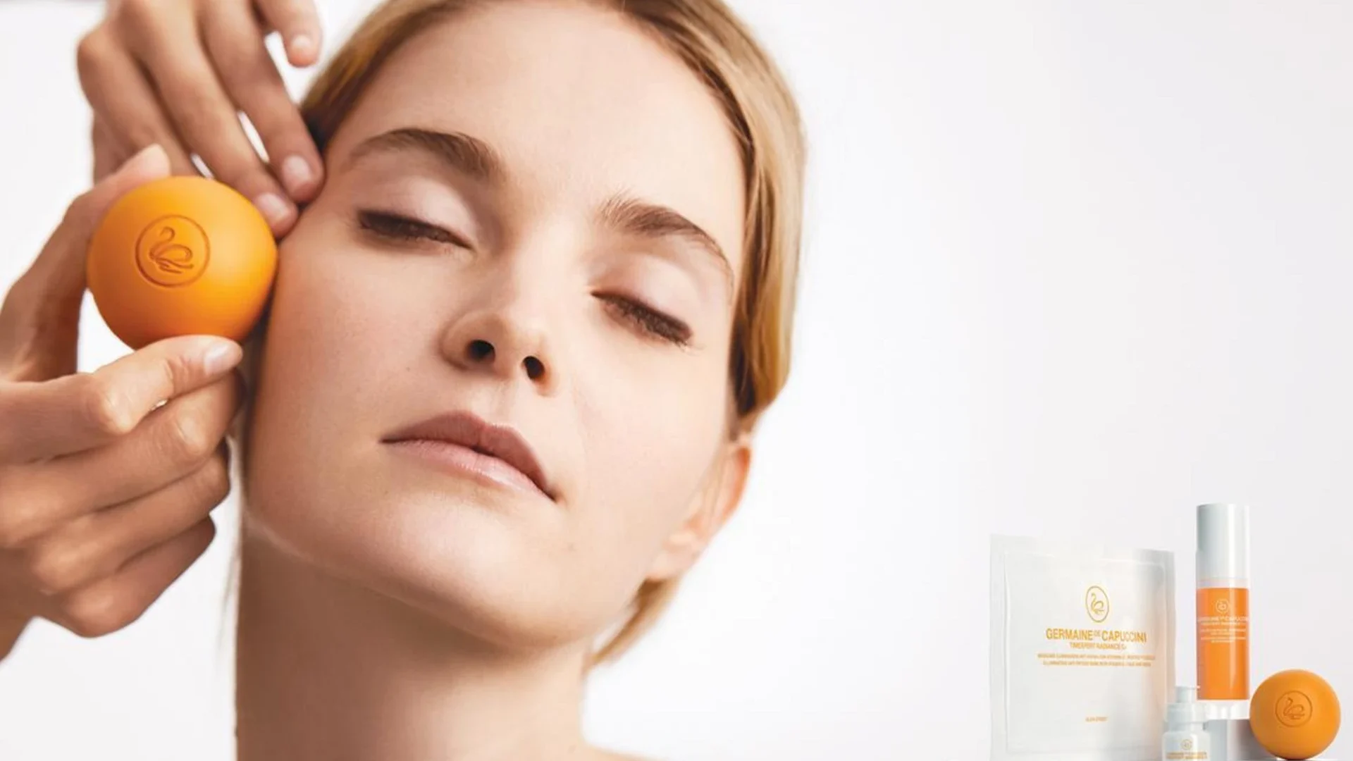 Mujer con actitud relajada mientras le aplican el tratamiento antifatiga con Vitamina C Pura de Germaine de Capuccini